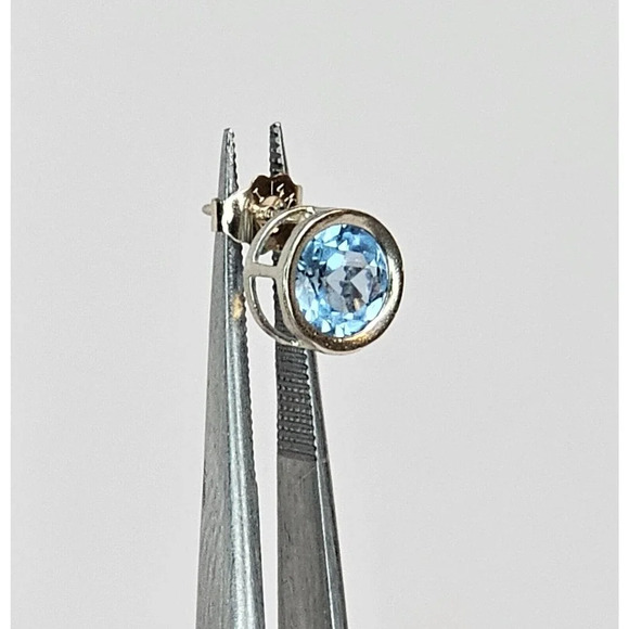 14K White Gold 7.4mm Bezel - Light Blue Topaz Single Stud Earring - Not Scrap - Picture 1 of 5